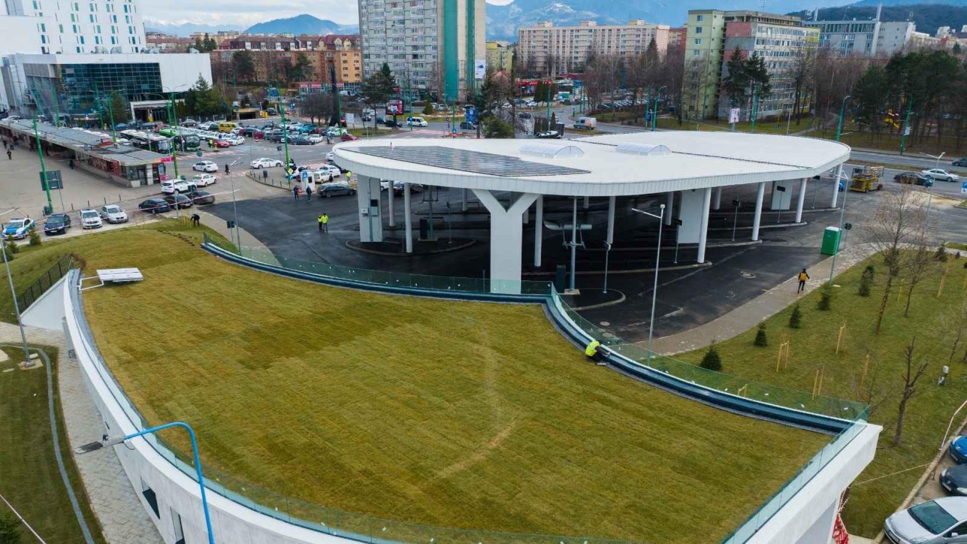 سقف سبز و پایانه خورشیدی برای اتوبوسها در رومانی